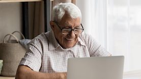 סבא במחשב, צילום: shutterstock